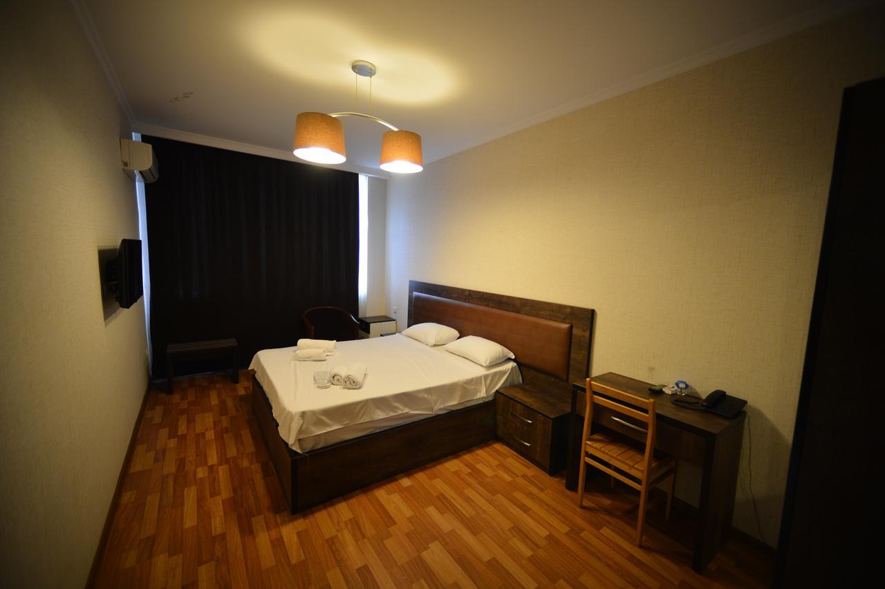 Green Hotel Batoemi Buitenkant foto