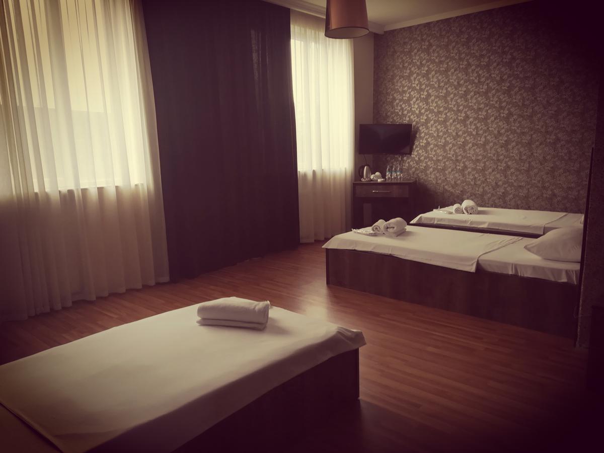 Green Hotel Batoemi Buitenkant foto